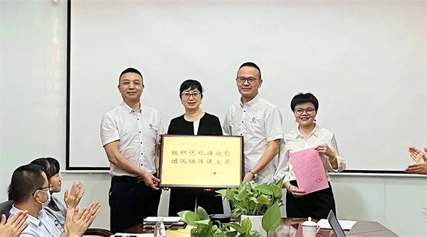 源生園姚總（左2）向正睿咨詢(xún)集團(tuán)頒發(fā)牌匾及感謝信